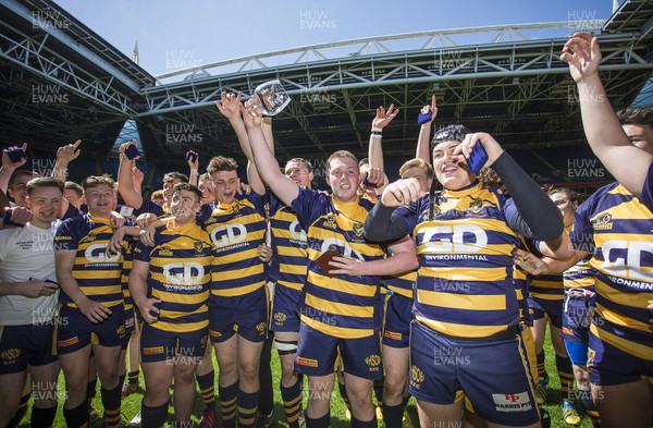 230416 - WRU - Bowl Final - Burry Port v Newport HSOB - Newport HSOB Captain Rhys Hunt lifts the Bowl with the team