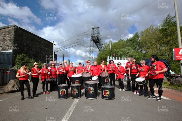 050519 - Newport Wales  Marathon and 10K - Volunteers at the 24mile and 6K drinks station at Newport Transporter Bridge 