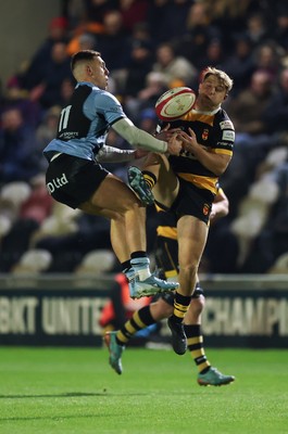 211125 - Newport RFC v Cardiff RFC, Super Rugbi Cymru - Dewi Cross of Cardiff and Jac Lloyd of Newport compete for the ball