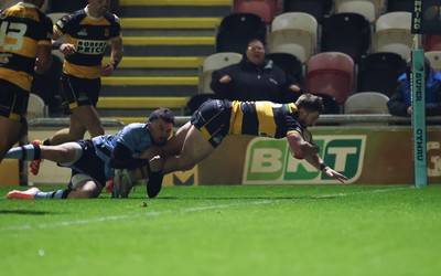 211125 - Newport RFC v Cardiff RFC, Super Rugbi Cymru - Chay Foster-Smith of Newport dives over to score try