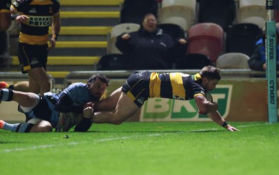 211125 - Newport RFC v Cardiff RFC, Super Rugbi Cymru - Chay Foster-Smith of Newport dives over to score try