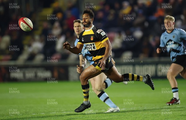 211125 - Newport RFC v Cardiff RFC, Super Rugbi Cymru - Jon Morris of Newport feeds the ball out