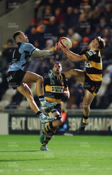 211125 - Newport RFC v Cardiff RFC, Super Rugbi Cymru - Dewi Cross of Cardiff and Jac Lloyd of Newport compete for the ball