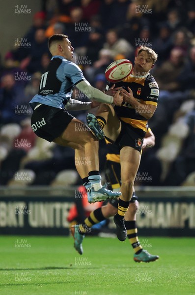 211125 - Newport RFC v Cardiff RFC, Super Rugbi Cymru - Dewi Cross of Cardiff and Jac Lloyd of Newport compete for the ball