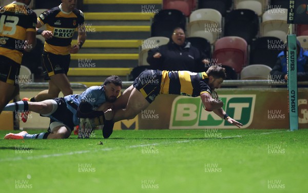 211125 - Newport RFC v Cardiff RFC, Super Rugbi Cymru - Chay Foster-Smith of Newport dives over to score try