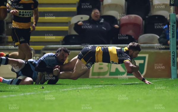 211125 - Newport RFC v Cardiff RFC, Super Rugbi Cymru - Chay Foster-Smith of Newport dives over to score try