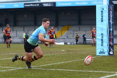 150225 - Newport RFC v Carmarthen Quins - Super Rygbi Cymru (SRC) - Jac Lloyd of Newport chases a chip through to score a try 