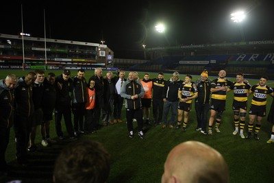 070326 - Newport RFC v Llandovery RFC - SRC Cup Final - Tyron Morris, Newport Head Coach leads his sides huddle at full time