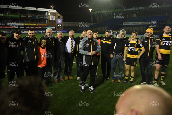 070326 - Newport RFC v Llandovery RFC - SRC Cup Final - Tyron Morris, Newport Head Coach leads his sides huddle at full time