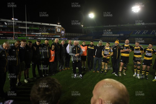 070326 - Newport RFC v Llandovery RFC - SRC Cup Final - Tyron Morris, Newport Head Coach leads his sides huddle at full time