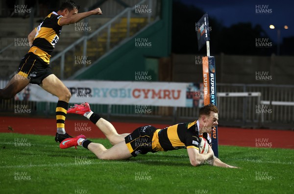 120925 - Newport RFC v Llandovery RFC - Super Rygbi Cymru SRC - Fin Baker of Newport scores a try