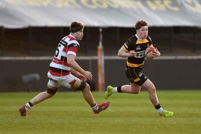 090426 - Newport RFC v Pontypool RFC - Super Rygbi Cymru - Harrison James of Newport is challenged by Ellis Davies of Pontypool