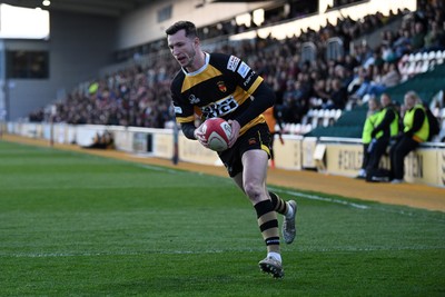 090426 - Newport RFC v Pontypool RFC - Super Rygbi Cymru - Morgan Williams of Newport runs in to score a try