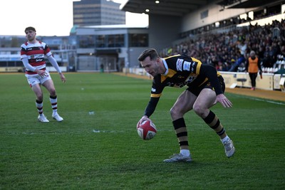 090426 - Newport RFC v Pontypool RFC - Super Rygbi Cymru - Morgan Williams of Newport runs in to score a try