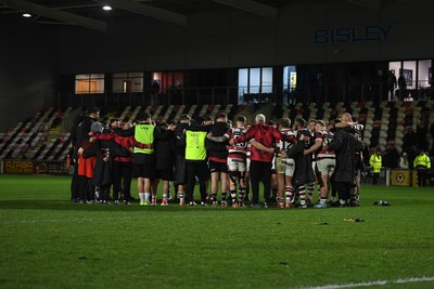 090426 - Newport RFC v Pontypool RFC - Super Rygbi Cymru - Pontypool huddle at full time