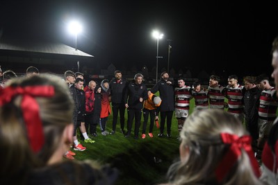 090426 - Newport RFC v Pontypool RFC - Super Rygbi Cymru - Pontypool huddle at full time