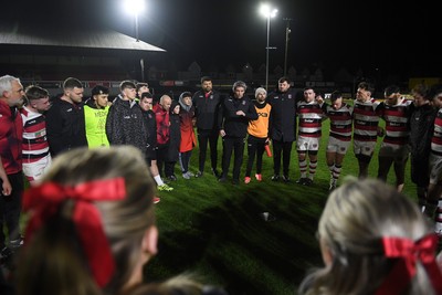 090426 - Newport RFC v Pontypool RFC - Super Rygbi Cymru - Pontypool huddle at full time