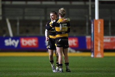 090426 - Newport RFC v Pontypool RFC - Super Rygbi Cymru - Newport players at full time