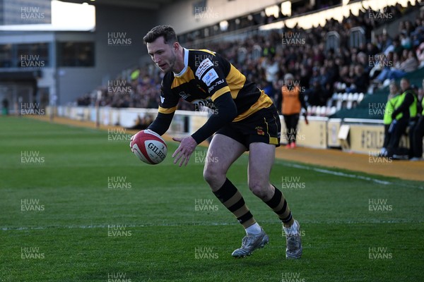 090426 - Newport RFC v Pontypool RFC - Super Rygbi Cymru - Morgan Williams of Newport runs in to score a try