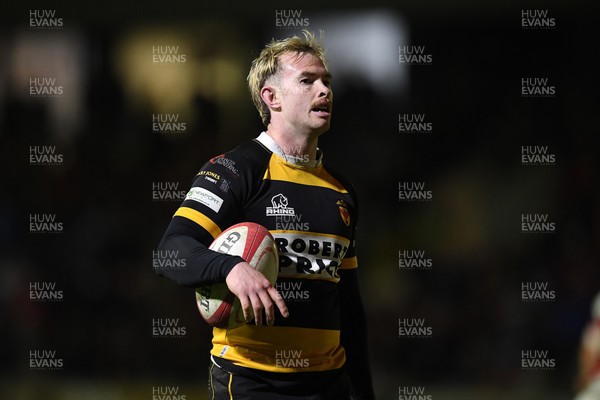 090426 - Newport RFC v Pontypool RFC - Super Rygbi Cymru - Carwyn Penny of Newport