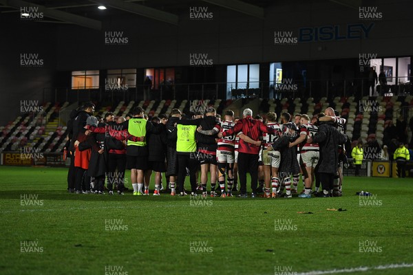 090426 - Newport RFC v Pontypool RFC - Super Rygbi Cymru - Pontypool huddle at full time