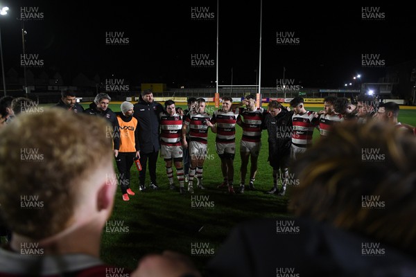 090426 - Newport RFC v Pontypool RFC - Super Rygbi Cymru - Pontypool huddle at full time