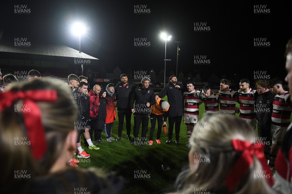 090426 - Newport RFC v Pontypool RFC - Super Rygbi Cymru - Pontypool huddle at full time