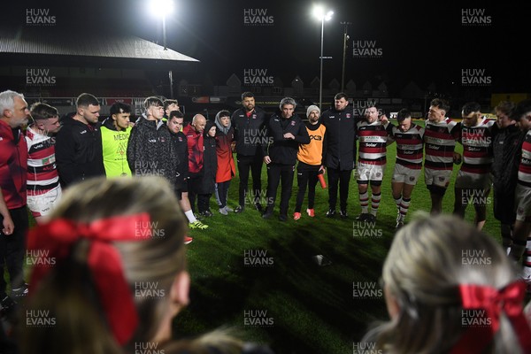 090426 - Newport RFC v Pontypool RFC - Super Rygbi Cymru - Pontypool huddle at full time
