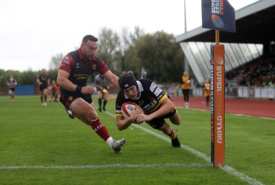 120926 - Newport RFC v Rygbi RGC - Super Rygbi Cymru - SRC - Sam Morgan of Newport is challenged by Billy McBryde of RGC as he dives over the line to score a try