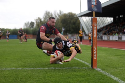 120926 - Newport RFC v Rygbi RGC - Super Rygbi Cymru - SRC - Sam Morgan of Newport is challenged by Billy McBryde of RGC as he dives over the line to score a try