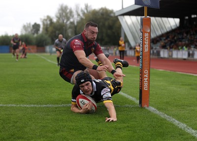 120926 - Newport RFC v Rygbi RGC - Super Rygbi Cymru - SRC - Sam Morgan of Newport is challenged by Billy McBryde of RGC as he dives over the line to score a try