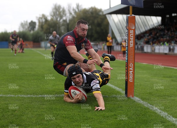 120926 - Newport RFC v Rygbi RGC - Super Rygbi Cymru - SRC - Sam Morgan of Newport is challenged by Billy McBryde of RGC as he dives over the line to score a try