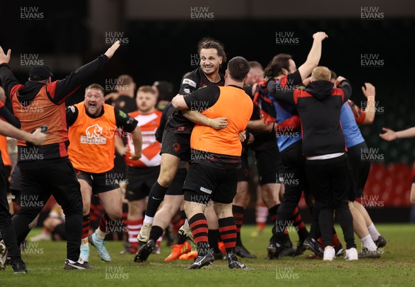 060424 - Newport Saracens v Tonna - Men�s Division 4 Cup Final - Newport celebrate the victory at full time