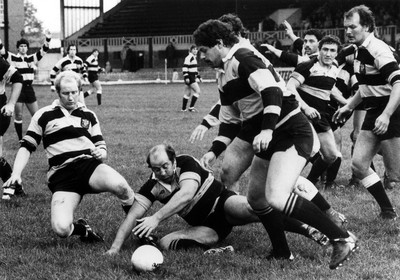 031081 - Newport v Cardiff - Newport prop Colin Smart goes down on loose ball as Bob Larkin challenges