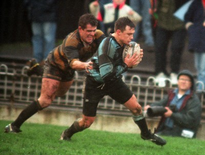 031294 - Newport v Cardiff - Simon Hill of Cardiff dives over to score a try