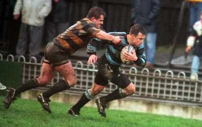 031294 - Newport v Cardiff - Simon Hill of Cardiff dives over to score a try