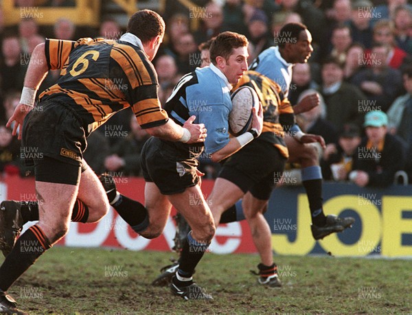 260197 - Newport v Cardiff - Jonathan Davies of Cardiff cuts past Gareth Taylor to score a try