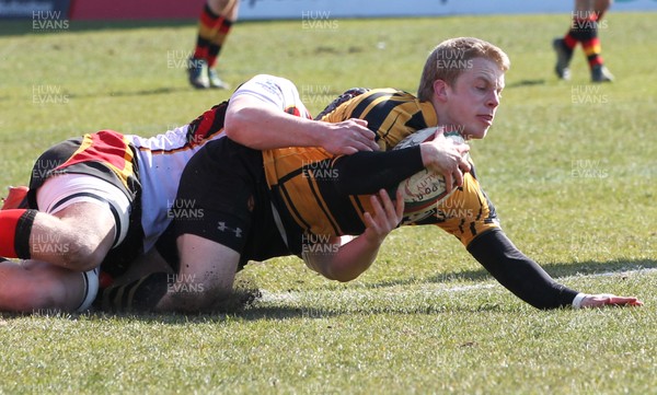 060413 - Newport RFC v Carmarthen Quins, Principality Premiership - Newport's Owen Broad beats Carmarthen Quins' Sion Bennett to score try