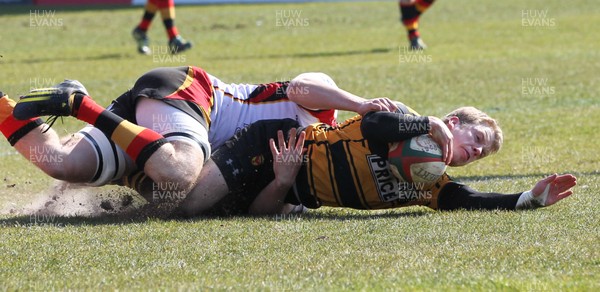 060413 - Newport RFC v Carmarthen Quins, Principality Premiership - Newport's Owen Broad beats Carmarthen Quins' Sion Bennett to score try