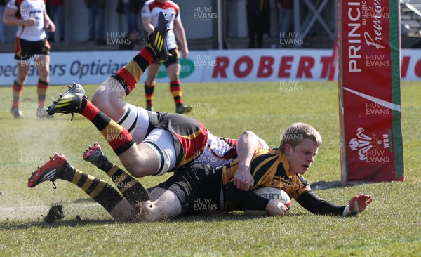 060413 - Newport RFC v Carmarthen Quins, Principality Premiership - Newport's Owen Broad beats Carmarthen Quins' Sion Bennett to score try