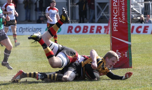 060413 - Newport RFC v Carmarthen Quins, Principality Premiership - Newport's Owen Broad beats Carmarthen Quins' Sion Bennett to score try