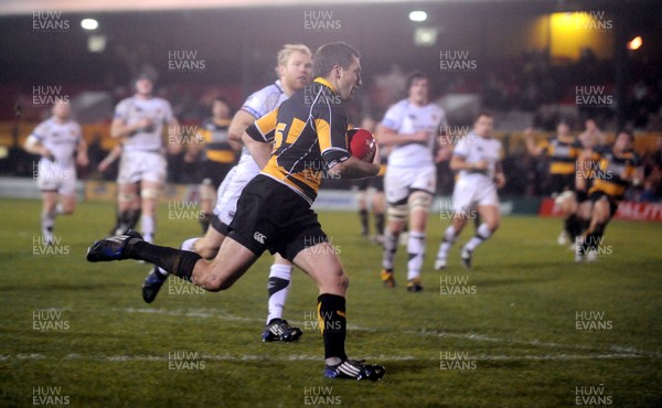 20.11.09 - Newport v Exeter - British and Irish Cup - Newport's Gareth Wyatt runs in to score try. 