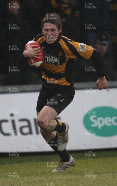 03.01.11.... Newport v Glamorgan Wanderers, Principality Premiership -  Newport's Matthew Pewtner races in to score try 