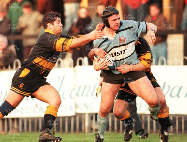 091295 - Newport v Newbridge - Andy Gibbs of Newbridge battles over to score a try