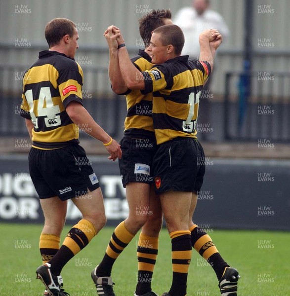 100905 - Newport RFC v Swansea RFC - Will Kershaw Naylor celebrates try with his team mates