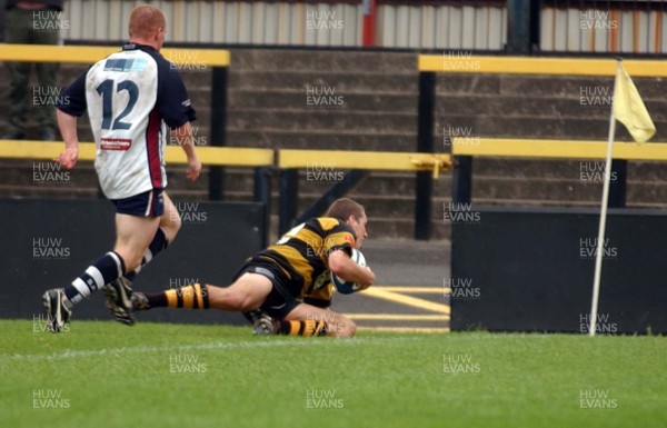 100905 - Newport RFC v Swansea RFC - Newport's Richard Payne scores try