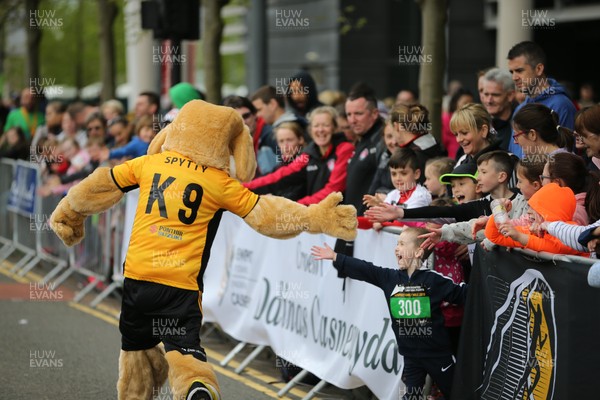 290418 - ABP Newport Wales Marathon and 10k Race - Mascot race