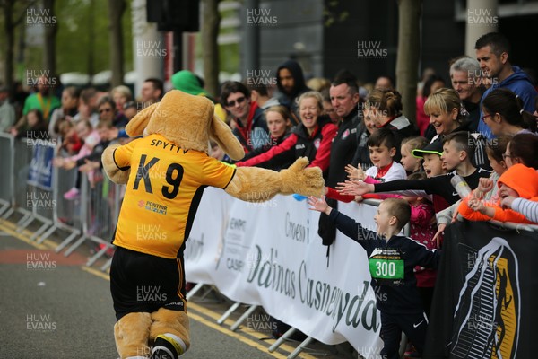 290418 - ABP Newport Wales Marathon and 10k Race - Mascot race