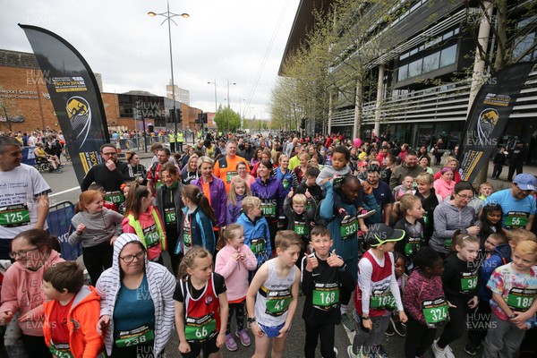 290418 - ABP Newport Wales Marathon and 10k Race - One mile family run