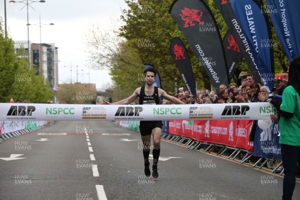 290418 - Newport Marathon -  James Carpenter wins the Newport Wales Marathon 